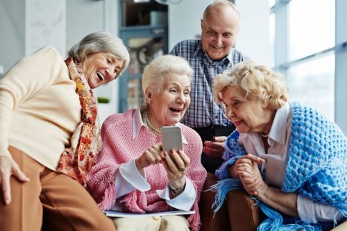 Gruppe von Senioren mit Smartphone
